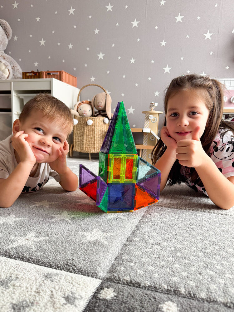 Kind im Alter 3–5 Jahre spielt mit MAGNEO Magnetbausteinen