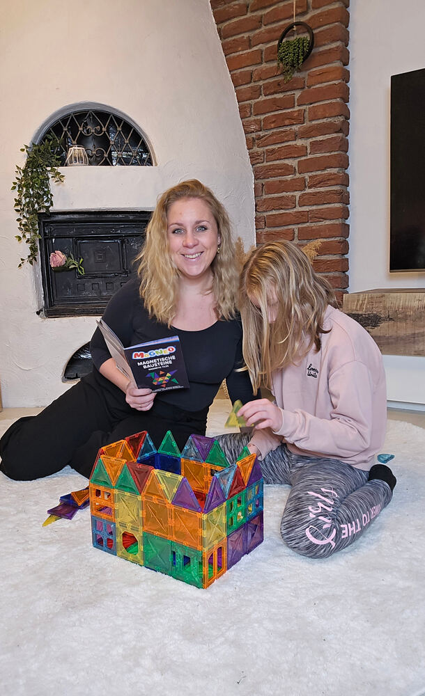 Kind im Alter 6–9+ Jahre spielt mit MAGNEO Magnetbausteinen
